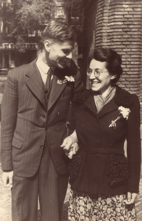 Huwelijksfoto Elsa d'Oliveira en Paul Pereira 1945.jpg
