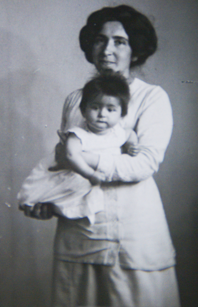 Simcha, echtgenote van Eli d'Oliveira met zoon Jaap, 1908